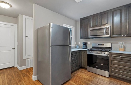 Salem House | Flexible Extended Stay 3BR - Spacious + Fireplace + Patio