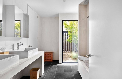 Flinders House | Flinders Hide Away - Spacious contemporary home ideal for families in the heart of Flinders.