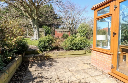 Mundesley Cottage | FLINTSTONE COTTAGE, pet friendly, with a garden in Mundesley
