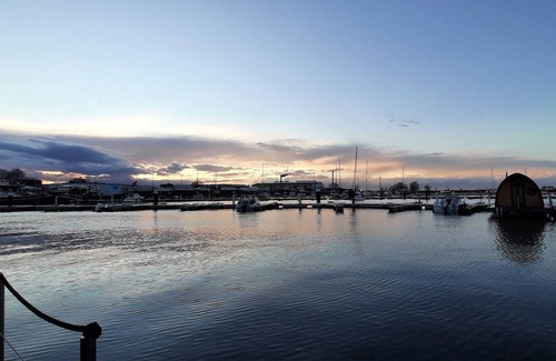 Ostvorpommern House | Floating Houses - Komfortable Schwimmende Ferienhäuser im Krösliner Yachthafen