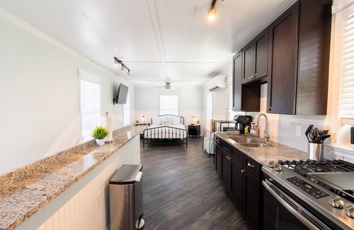 Gainesville Apartment | Florida Room: Walk DNTN | Studio | Lux Bath | Pet Welcome