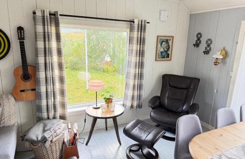 Austvagsoya House | Flott hytte og naust med beliggenhet ved vannet!