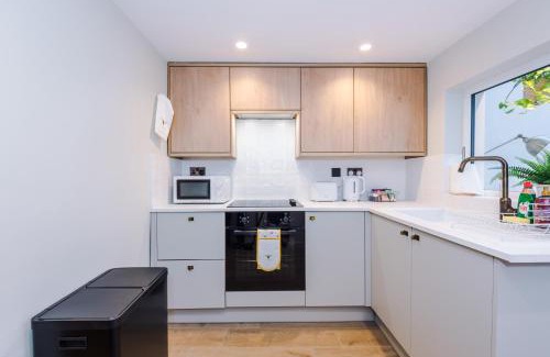 Sandbach House | Foden's House by YourStays - 2 Bedroom Cottage in Sandbach with gorgeous dining room extension, High end finish