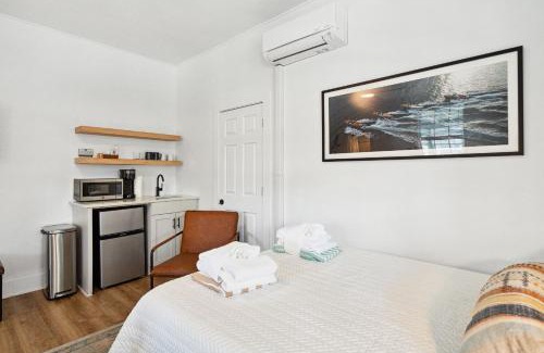 Folly Beach Hotel | Folliday Inn - The Aguarama - Room 33