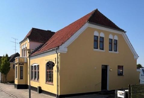 Bindslev Hotel | Folsted - Værelse 103 med eget badeværelse og fri parkering