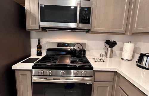 Las Vegas House | For rent 2 bedrooms & 1 full private bathroom kitchen living room share w host