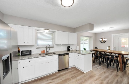 Humble House | Forest Glade Retreat with Pool 25 Min to Downtown