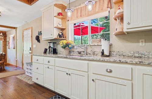 Sugar Pine Cabin | Forest Retreat|Fireplace| 7mi Yosemite King Beds
