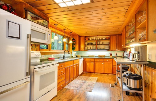 Rhododendron Cabin | Forested 'Minikahda Lodge' w/Hot Tub Near Mt Hood