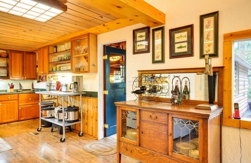 Rhododendron Cabin | Forested 'Minikahda Lodge' w/Hot Tub Near Mt Hood