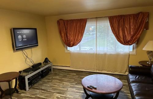 Taku - Campbell Apartment | Forget Me Not Home by Airport Upstairs with Deck