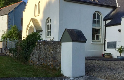 Carew Newton House | Formerly, Zoar Congregational Chapel offering a unique stay in Pembrokeshire