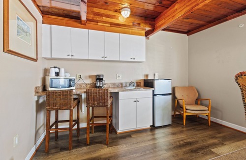 Fort Pierce Hotel | Fort Pierce Oceanfront Inn- Suite- King Bed #6