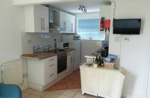 Sandown Ski Chalet | Fossils Retreat: comfy 2 bedroom chalet with Sun deck & wifi.