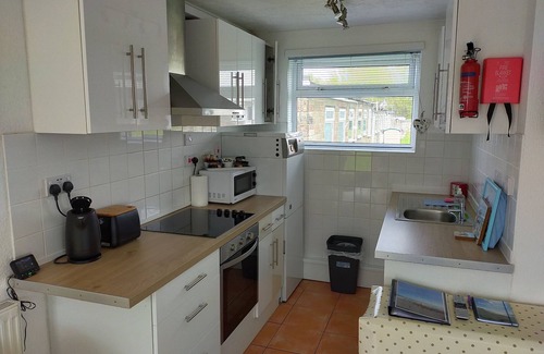 Sandown Ski Chalet | Fossils Retreat: comfy 2 bedroom chalet with Sun deck & wifi.