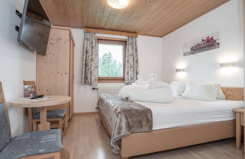 Scheffau am Wilden Kaiser Bed & Breakfast | Four-bed room 11 shower/WC, from 4 nights half board - Berggasthof Bärnstatt