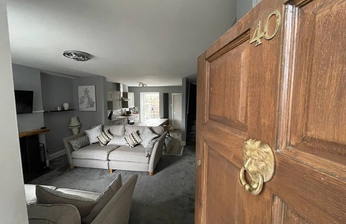 Bala House | Four bedded grade two listed 1800's house on chapel grounds