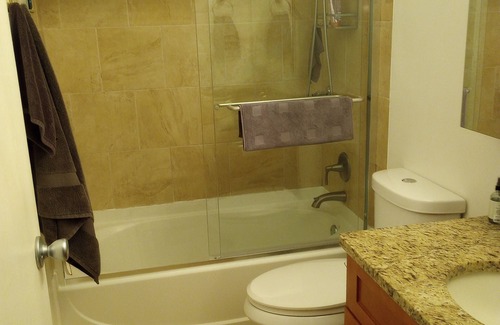 Lisle House | Four Lakes community charming 2 bed. townhome w fireplace in lovely Lisle, IL