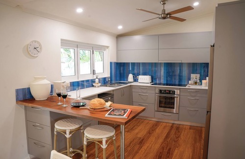 Trinity Beach House | Four Palms:walk to beach& restaurants-Pets Welcome!