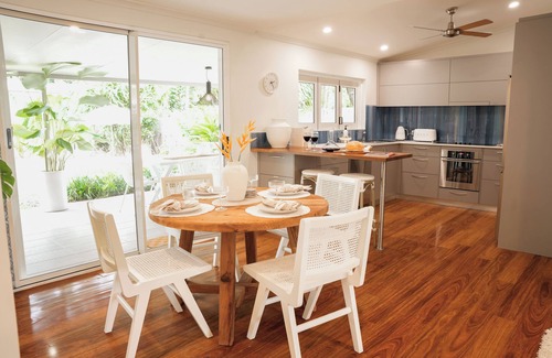 Trinity Beach House | Four Palms:walk to beach& restaurants-Pets Welcome!