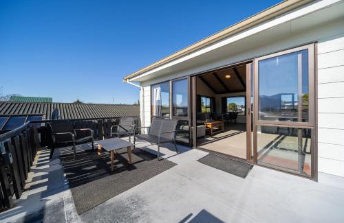 Te Anau House | Four Peaks on Matai - Te Anau Holiday Home