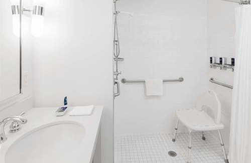 Cambridge Hotel | Four Points by Sheraton Cambridge Kitchener, Ontario