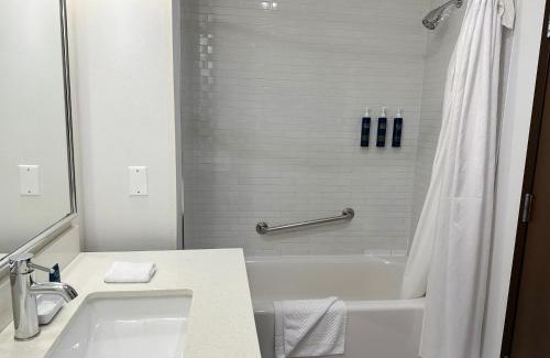 Southeast Edmonton Hotel | Four Points by Sheraton Edmonton Gateway