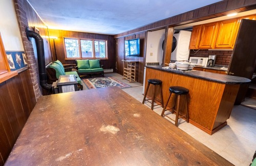 Montgomery Center Ski Chalet | Four-Season Chalet, Hiking, Skiing, 5 Minutes to Jay Peak, Vermont!