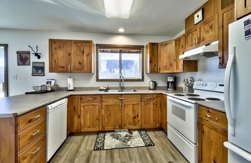 Sunburst Estates House | Four Season Chalet (Ski IN/OUT)