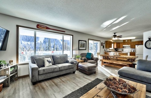 Sunburst Estates House | Four Season Chalet (Ski IN/OUT)