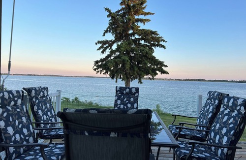Howe Island Cottage | Four Season Waterfront Cottage - Private Escape | 3BR, 2BA | Howe Island