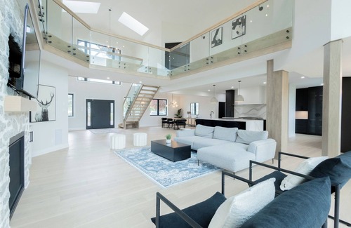 Huron East House | FOXFIELD ESTATE- LUXURY 7 BR COTTAGE WITH INDOOR POOL AND GAMES ROOM