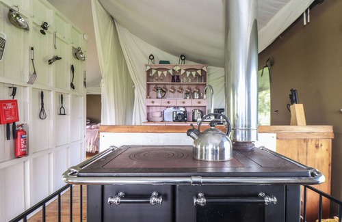 Lamorna Cottage | FOXGLOVE, pet friendly, with hot tub in St Buryan