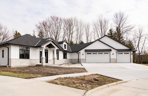 Manitowoc House | Foxy Lady the Luxury house w/Packer themed basement 30 min to Lambeau/GB Draft