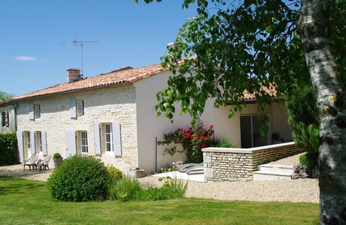 Saint-Hilaire-de-Villefranche House | Spacious Charentais Farmhouse Among Fields Of Sunflowers And Vineyards