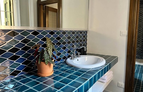 Historic Center Ski Chalet | Frame Bologna [Superior suite with ensuite bathroom]