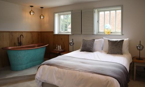 Benenden House | Frame Farm - Sleeps 20 in 1-6 Weaver's Cottages & The Byre barn