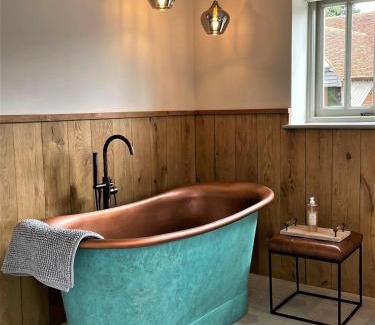 Benenden House | Frame Farm - Sleeps 20 in 1-6 Weaver's Cottages & The Byre barn