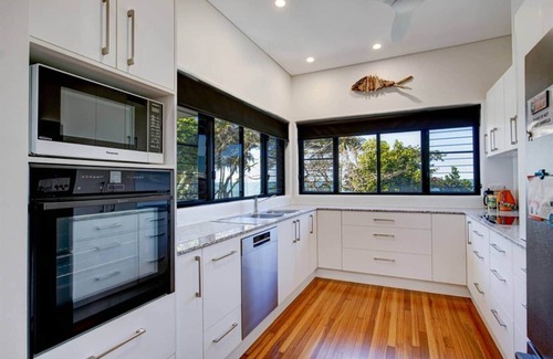 Wongaling Beach House | Frangipani Place - Beachfront