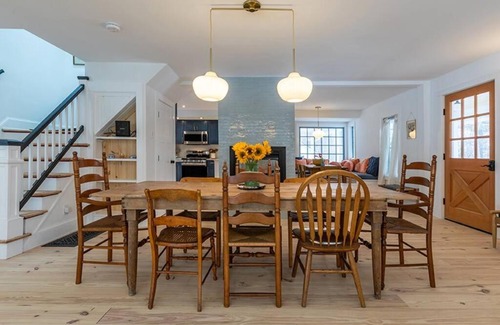 Manchester House | Franklin luxury Chalet w/guest house