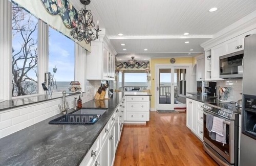 Sagamore Beach House | FREE Activities Everyday! New Listing-4BD Oceanfront Beach House-A/C, Panoramic Views of Cape Cod Bay