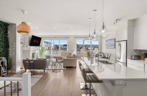 Sage Hill House | Free Banff Pass with California King & Indoor Fireplace