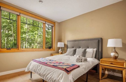 Springbank House | FREE Banff Pass with Rocky Mountain Horizon View
