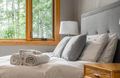 Springbank House | FREE Banff Pass with Rocky Mountain Horizon View