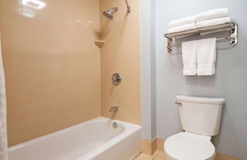 Blaine House | Free Breakfast & Parking! 4 Serene Units, Minutes to Ohio Valley Mall, Pool