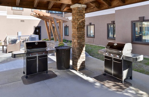 O'Fallon Condo | Free Breakfast. Pool & Gym. Near Progress West Hospital!