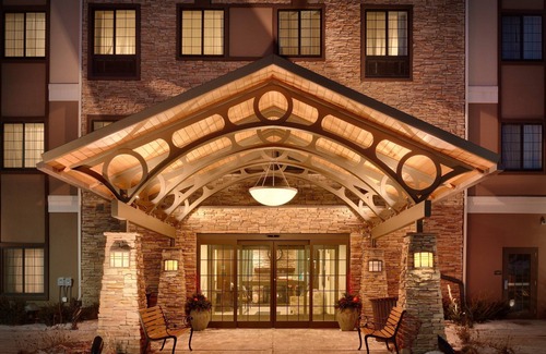 Omaha Apartment | Free Breakfast. Pool. Gym. Great Location! Near the Children’s Hospital