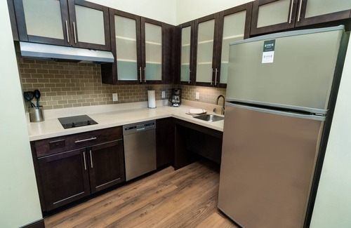 Newark Condo | Free Breakfast. Pool. Shared BBQ. 30 Min to Oakland Zoo!