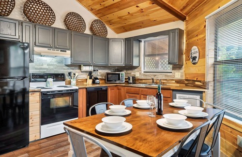 Gatlinburg - Pigeon Forge Cabin | Free Dollywood Tix/Secluded/A+Location/Cozy/HotTub