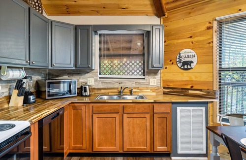 Gatlinburg - Pigeon Forge Cabin | Free Dollywood Tix/Secluded/A+Location/Cozy/HotTub
